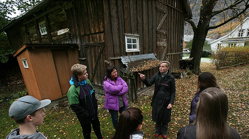 Delar av niande klasse og arkitekt Tina Sinclair frå Arkitektgruppen Cubus i Gåta. Foto: Odd Helge Brugrand