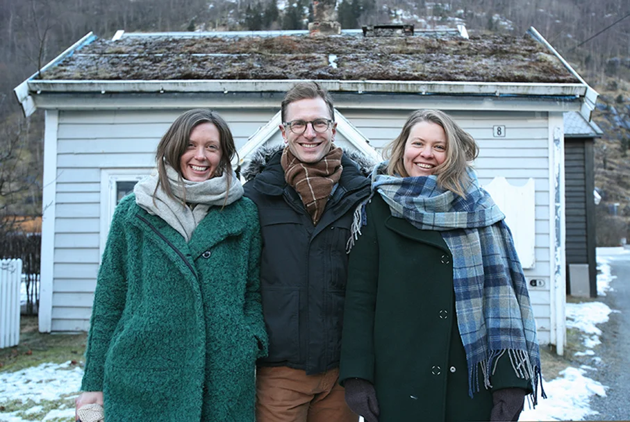 Frå venstre Siri Holmboe Høibo, Andreas Birger Johansen og Marte Dorothea Marstrand frå Norsk design- og arkitektursenter (DOGA) var i Lærdal og orienterte om prosjektet som Lærdal no blir ein del av fram til 2018.