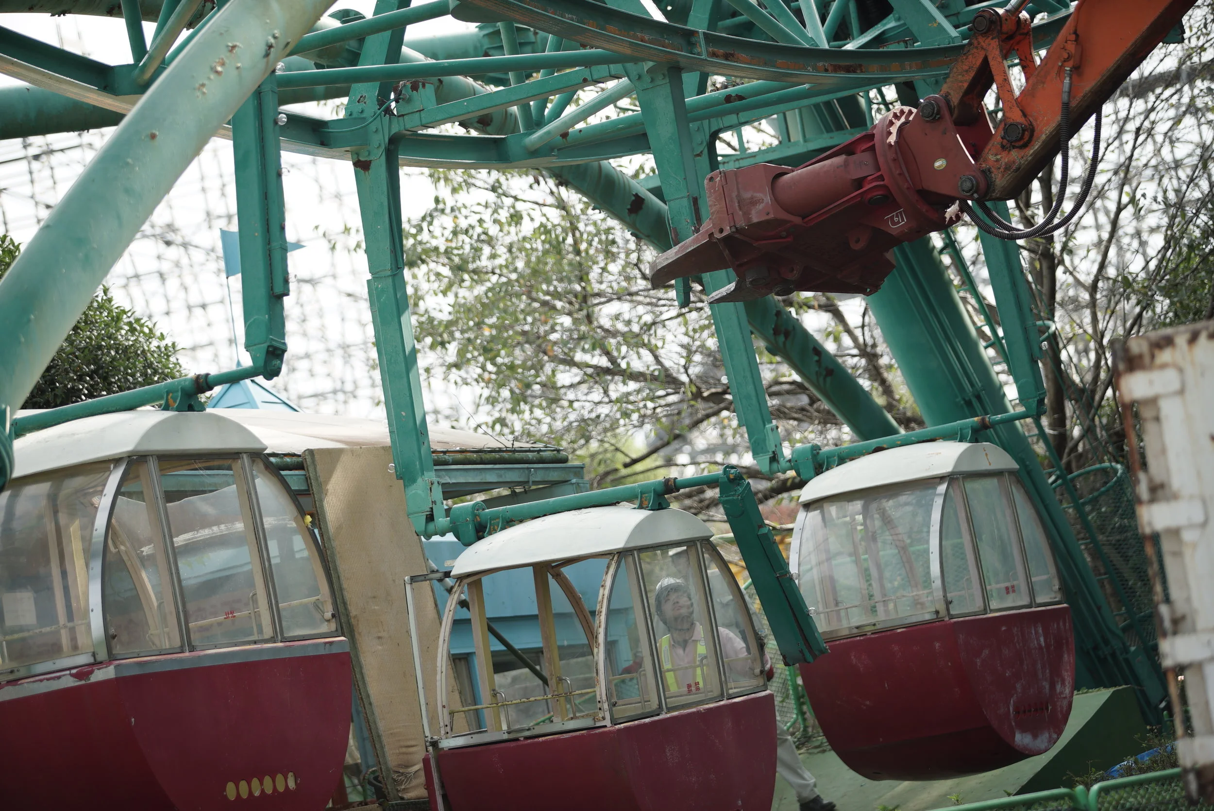 If you've never seen a giant cutter chew up a ferris wheel, you haven't lived.