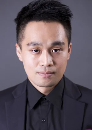 Lee headshot.jpg