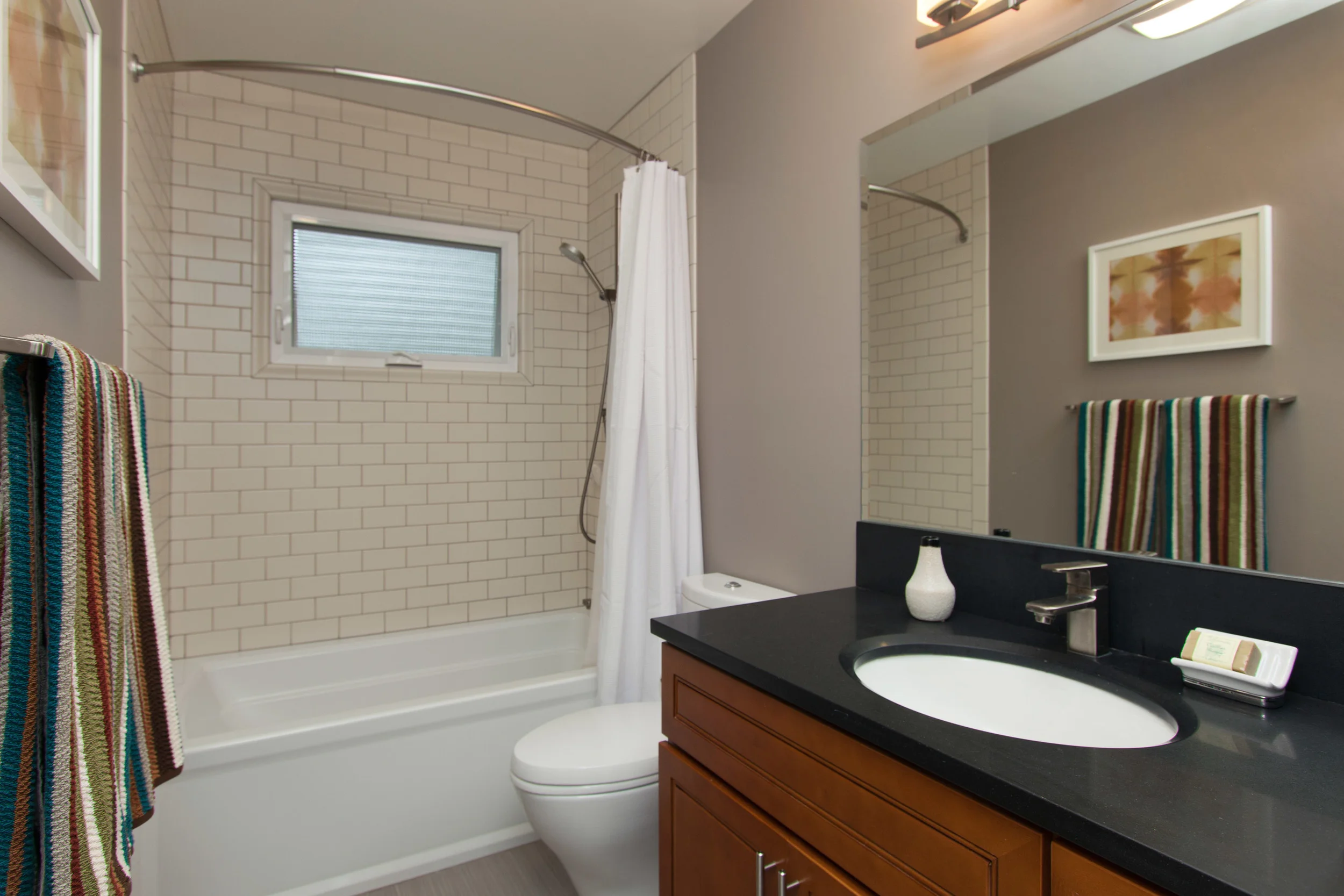 04_8555BettyLane_bath_HiRes.jpg