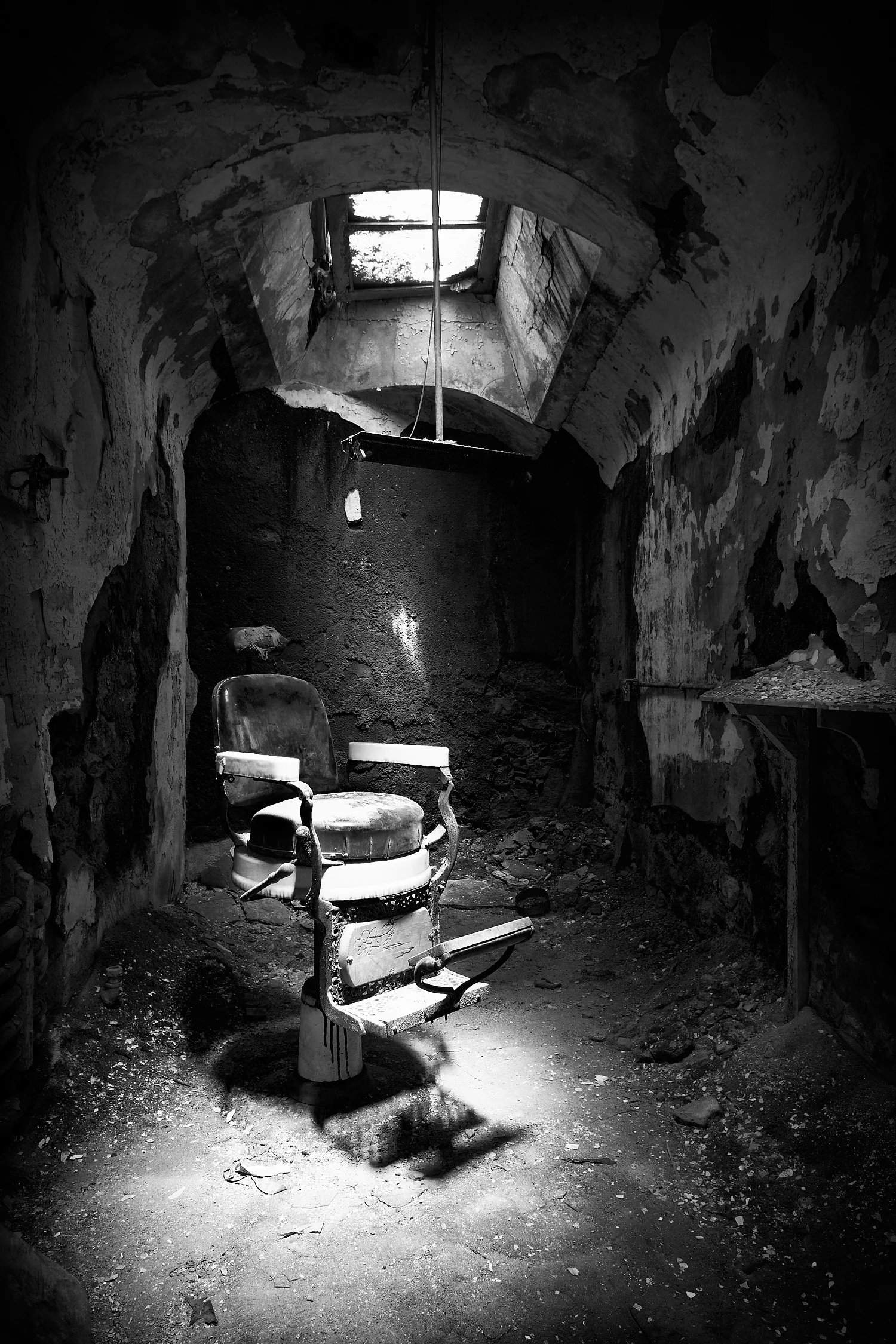 04061695_c1_b&w.jpg