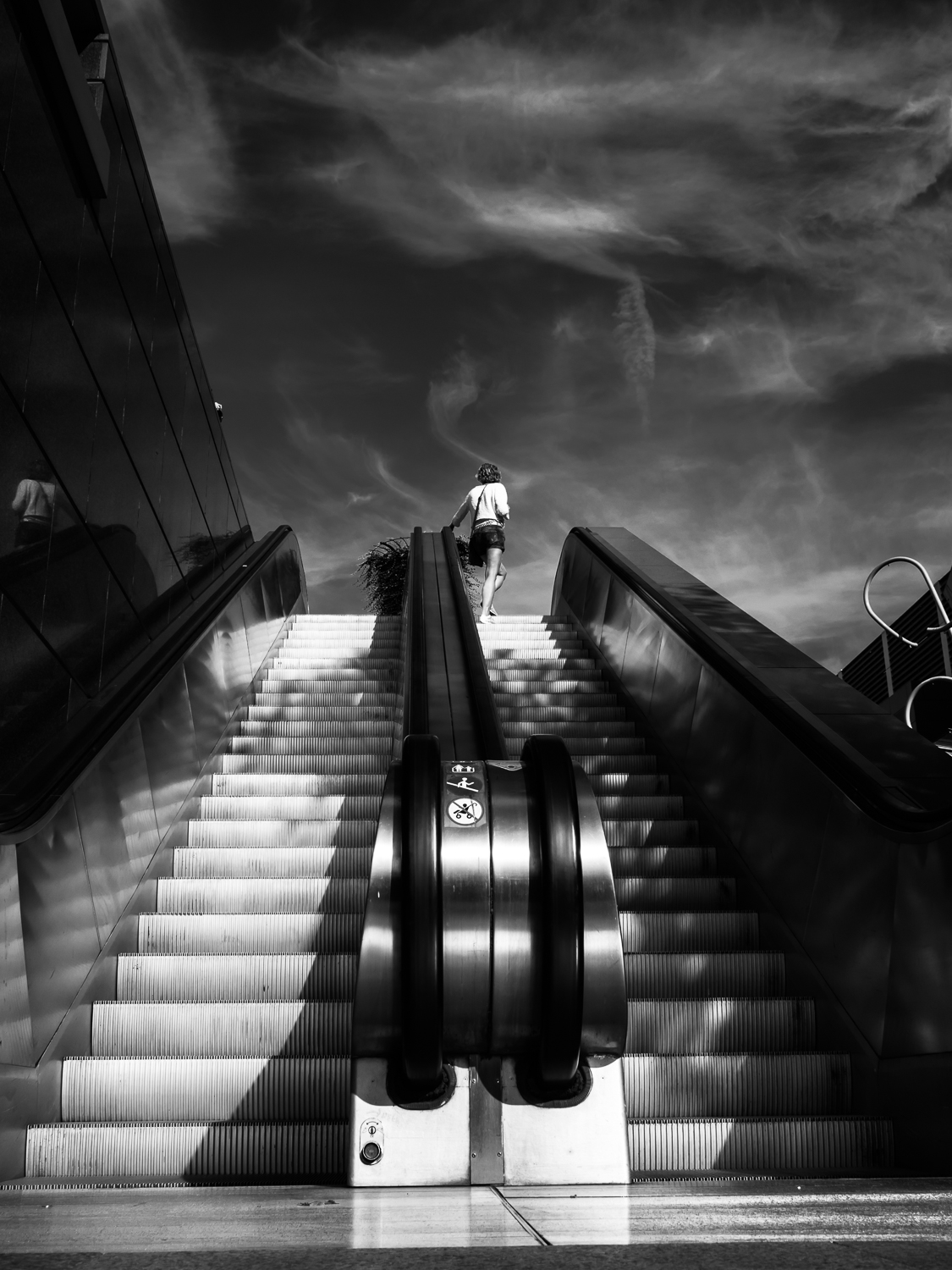 ROTTERDAM SEPTEMBER 2016 Shot taken in the "Koopgoot' in Rotterdam Centre. Actually showing some participants of my workshop street photography how to approach a scene with a low point of view. Shot with Olympus OMD5 Mark 2 and Olympus 17mm f/1.8