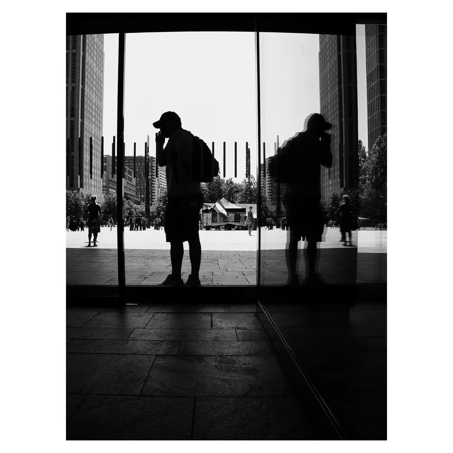 Rotterdam 2025 - praktijkopdracht Straatfotoclub 
Vanavond komt de Straatfotoclub weer online bijeen, o.a. om de foto’s van de opdracht “Silhouetten” te bespreken. Ik maakte deze foto’s onlangs zelf in het mooie Rotterdam 🥰
