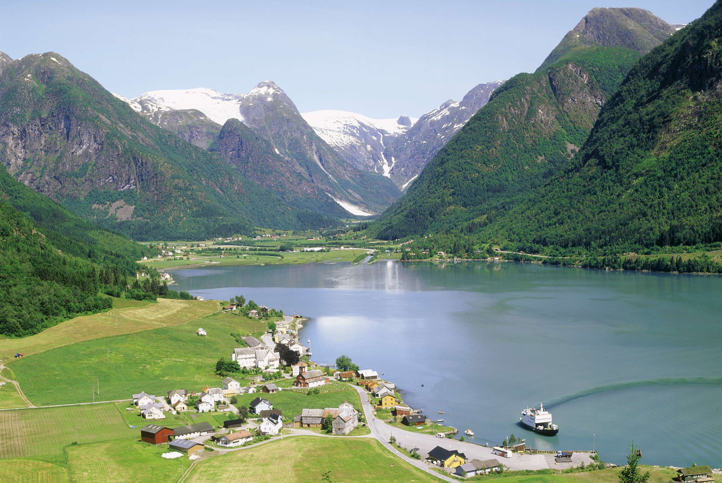 An idyllic summer day in Fjærland. Foto: Finn Loftesnes.
