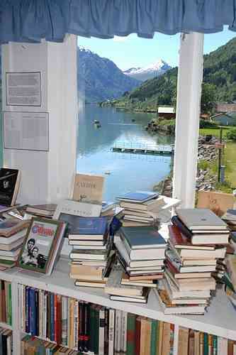 Bücher von der Fjord. Foto: Die Norwegische Bücherstadt.