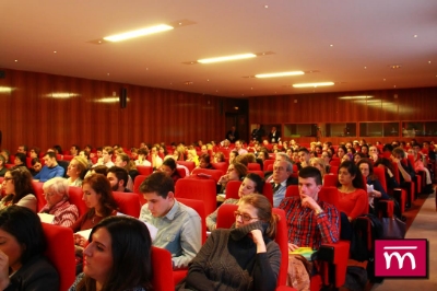 SALÓN DE GRADOS de la FACULTAD DE DERECHO ABARROTADO DE ASISTENTES