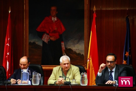 De izquierda a derecha: Excmo. Sr. Decano de la Facultad de Derecho UCM, D. RÁUL CANOSA, D. Javier ÁLVAREZ (catedrático D. Penal UCIII) y D. Ángel TUÑÓN GALLEGO (Tesorero ICAAH).