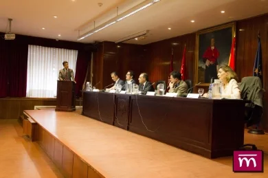 D. Juan Gonzalo OSPINA dirigiendo el debate político con los representantes de los diferentes partidos intervinientes.