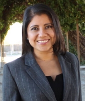Doña Alejandra ÁGREDA, Abogada. Adjunta a la Vicepresidencia de APROED.