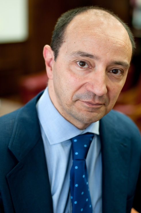 EXCMO. SR. D. RAÚL CANOSA USERA, decano de la Facultad de Derecho de la Universidad Complutense de Madrid.