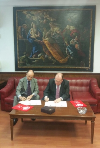 El Excmo. Sr. Decano de la Facultad de Derecho D. Raúl CANOSA USERA y D. Ángel JUÁREZ ABEJARO, presidente de APROED, en el momento de la firma del ACUERDO.