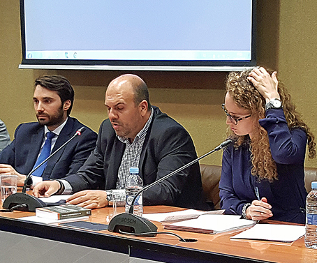 D. Alberto CABELLO, abogado, Vicepresidente de AJA Madrid y moderador del evento. Ilmo. Sr. D. Fernando LAFUENTE, magistrado del Juzgado de Instrucción nº 1 de Guadalajara, en el desarrollo de su ponencia. Doña Maite PAREJO SOUSA, abogada, Secretaria Gral. de la Asociación Pro derechos Humanos de España.