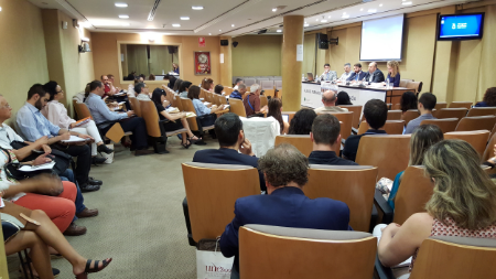 Vista general del Salón de Actos del C.G.A.E. con los asistentes del evento, mientras desarrollaba su ponencia el Ilmo. Sr. D. Fernando LAFUENTE, magistrado del Juzgado de Instrucción nº 1 de Guadalajara y profesor de Derecho Penal de la UDIMA.