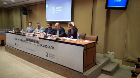 MESA DE PONENTES. De izda. a dcha.: D. Carlos MAGADÁN MARTÍNEZ, inspector del CUERPO NACIONAL DE POLICÍA. D. Antonio AGÚNDEZ LÓPEZ, abogado, Secretario Gral. de APROED. D. Alberto CABELLO, abogado, Vicepresidente de AJA Madrid y moderador del evento. Ilmo. Sr. D. Fernando LAFUENTE, magistrado del Juzgado de Instrucción nº 1 de Guadalajara. Doña Maite PAREJO SOUSA, abogada, Secretaria Gral. de la Asociación Pro derechos Humanos de España.
