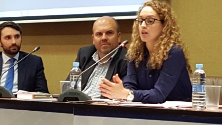D. Alberto CABELLO, abogado, Vicepresidente de AJA Madrid. Ilmo. Sr. D. Fernando LAFUENTE, magistrado del Juzgado de Instrucción nº 1 de Guadalajara. Doña Maite PAREJO SOUSA, abogada, Secretaria Gral. de la Asociación Pro derechos Humanos de España, en el desarrollo de su ponencia.