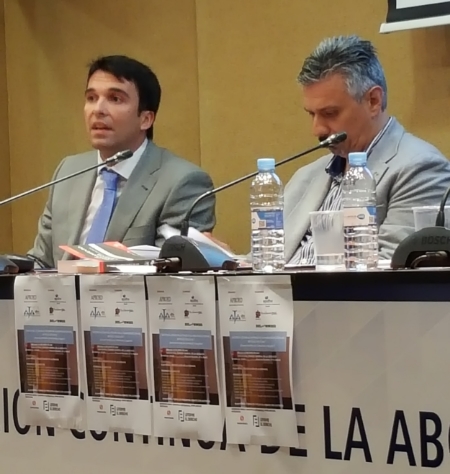 D. Carlos MAGADÁN MARTÍNEZ, inspector del CUERPO NACIONAL DE POLICÍA. D. Antonio AGÚNDEZ LÓPEZ, abogado, Secretario G ral. de APROED, en el desarrollo de sus ponencias.