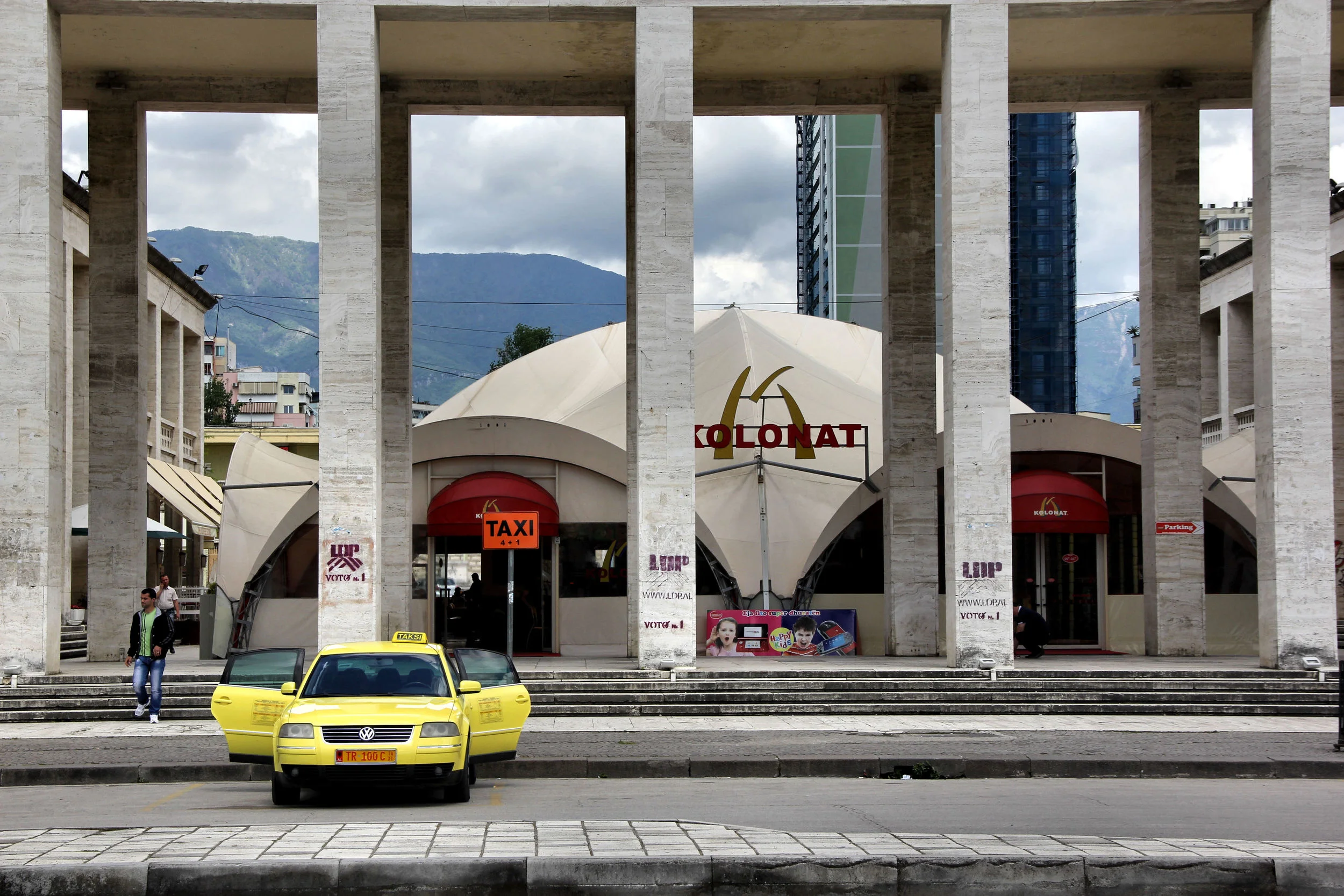 Tirana Kolonat.jpg