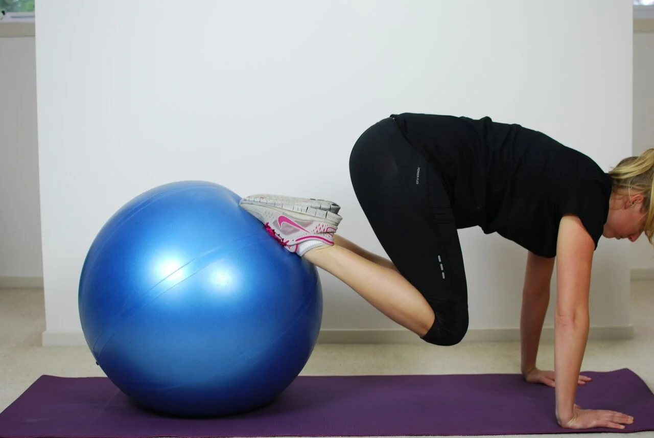 Sian plank knee bend.jpg