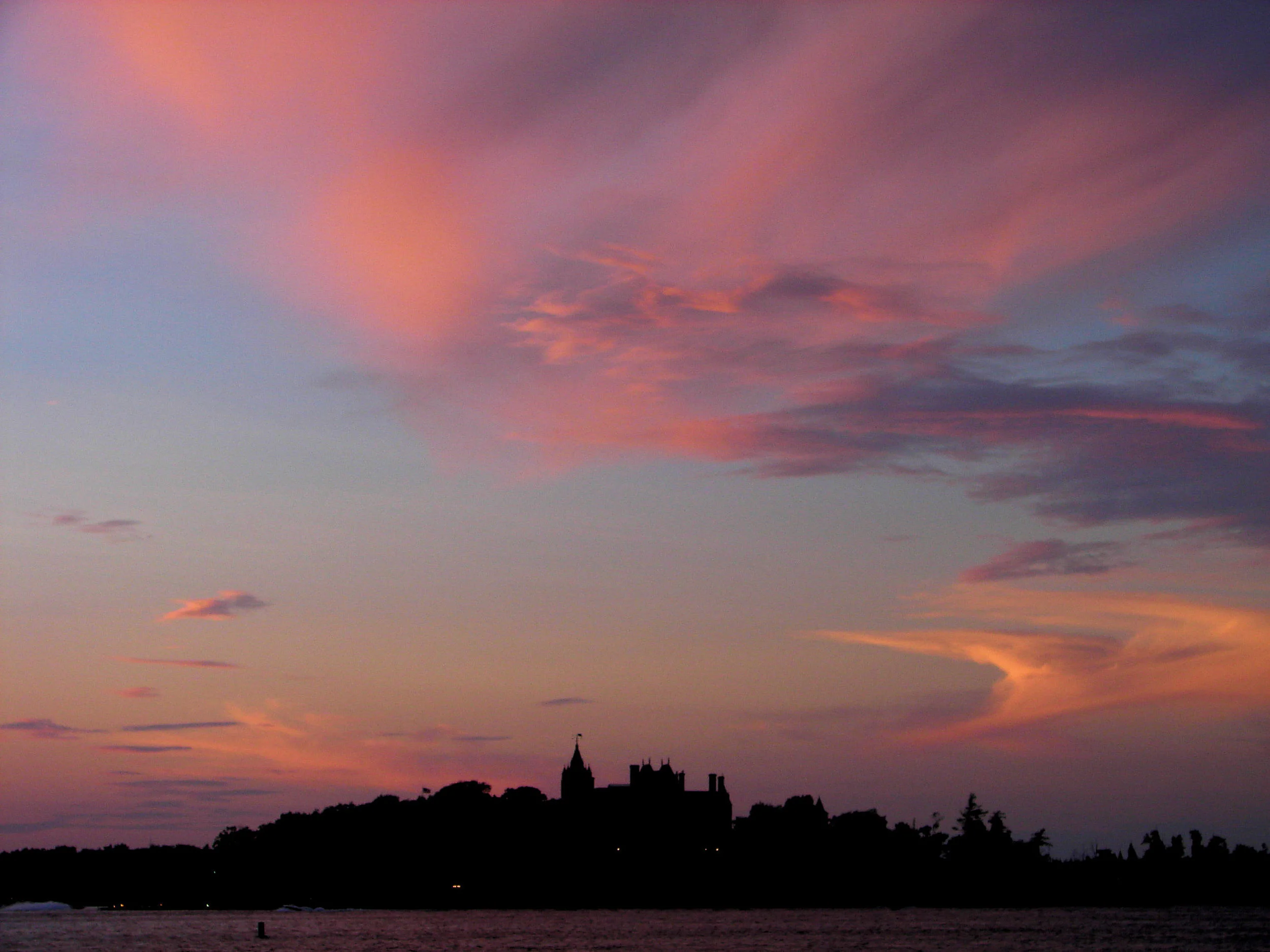Thousand Islands 2008 Heart Island Twilight.jpg