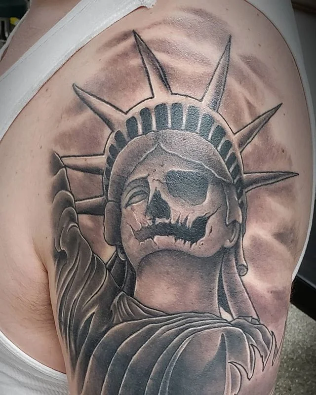 #healed
Part of a full sleeve in progress.
#tat #tattoo #ink #inked #inklife #tattoolife #statueofliberty #usa #america #coverup #tattooartist #tattoosleeve #armtattoo #shouldertattoo #blackandgrey #wisconsin #skull #milwaukee #pewaukee #pewaukeetatt