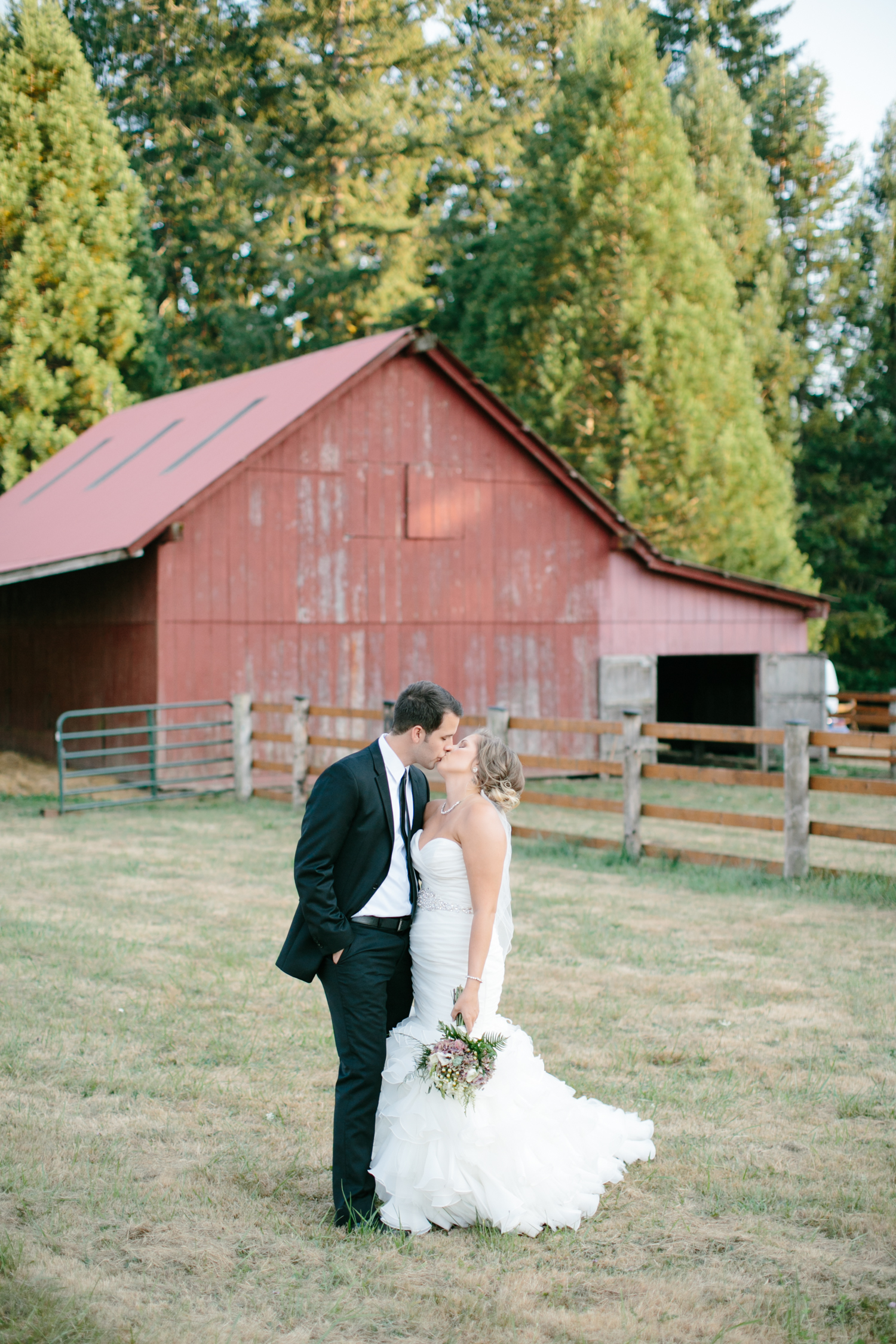 Oregon Barn Wedding by Michelle Cross-1.jpg