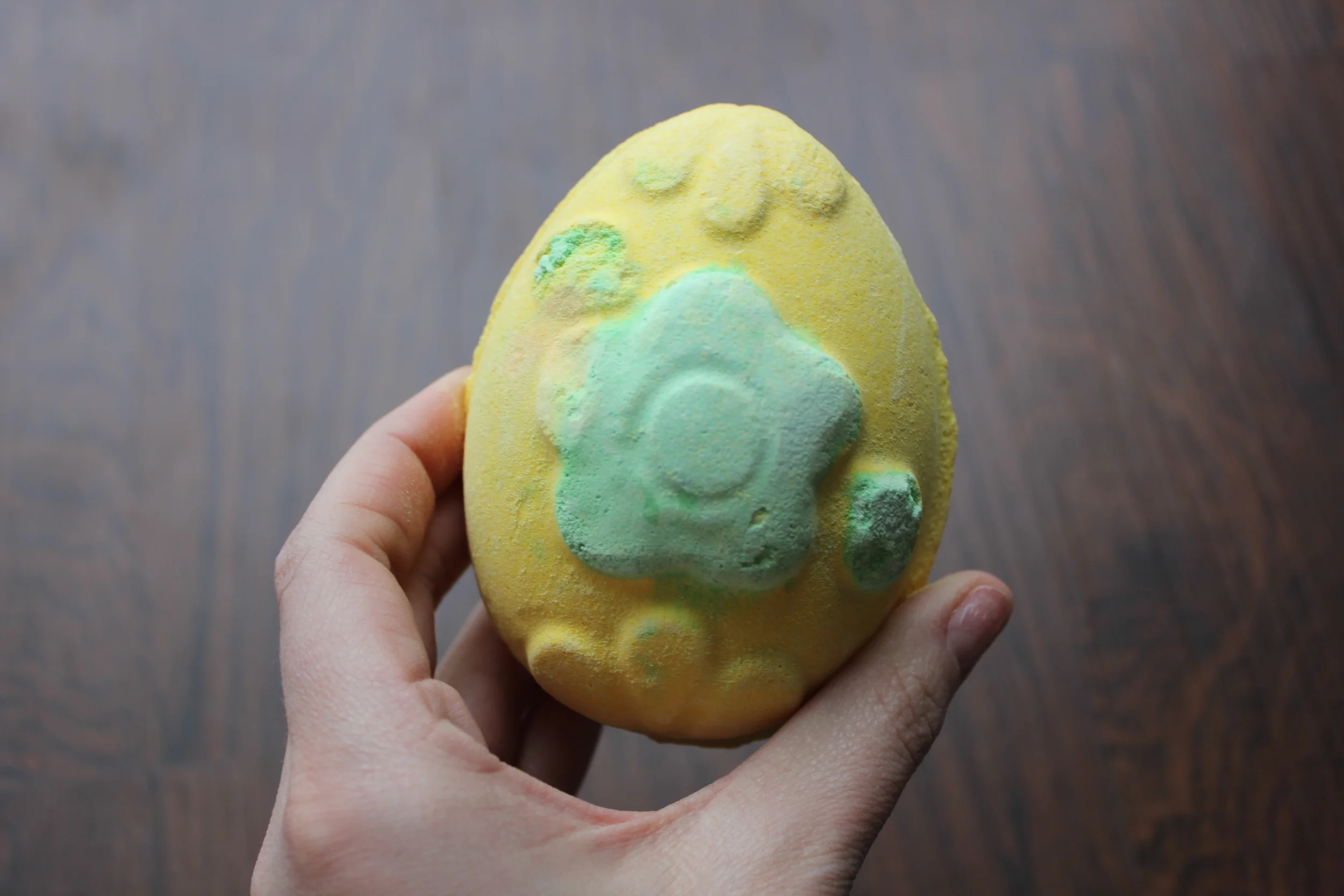 This adorable Spring egg bath bombs fizzes and smells of Ylang Ylang, Grapefruit, and Vanilla! It has a surprise on the inside making it super unique and fun! I love this one even though it makes your bath tub look like someone took a pee in it haha ;)