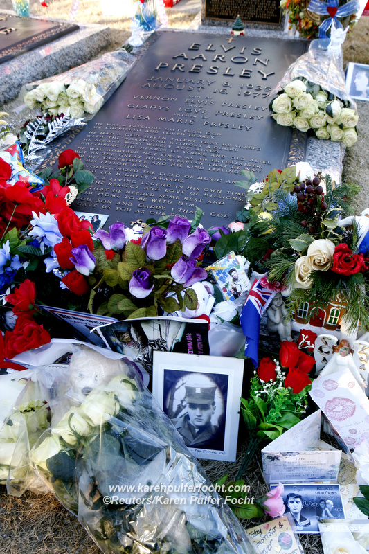 Elvis Grave13.JPG