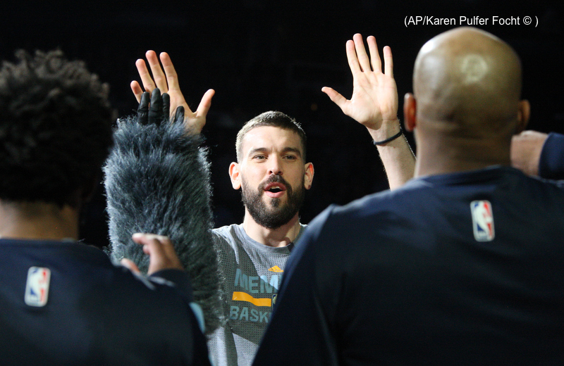 Marc Gasol High Five.JPG