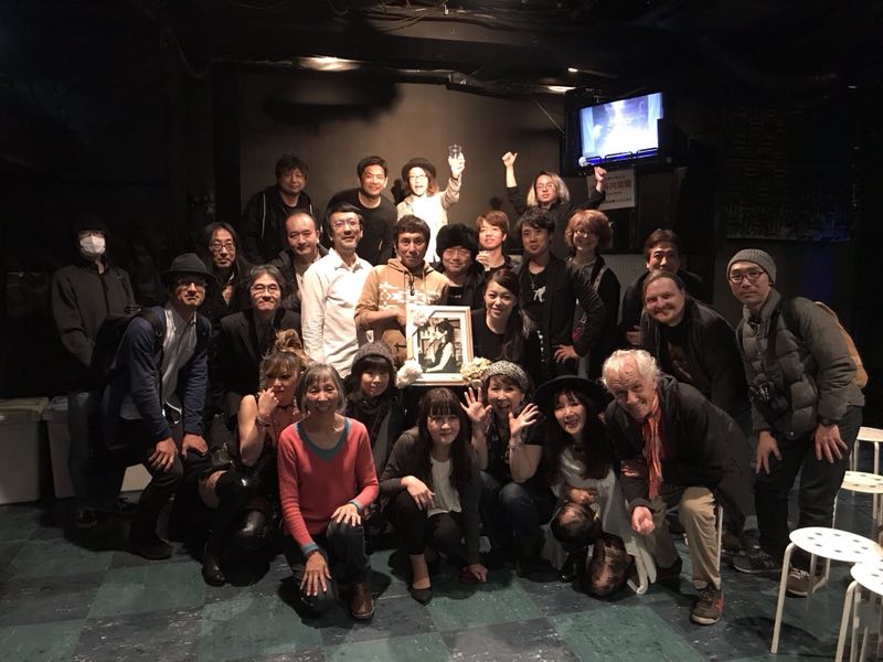 “久保田安纪追悼LIVE”结束后亲友及新旧乐队成员合影 2019年 乐队现任成员小森庆子在脸书上写道: “安纪,辛苦啦!我们一起回家了。”