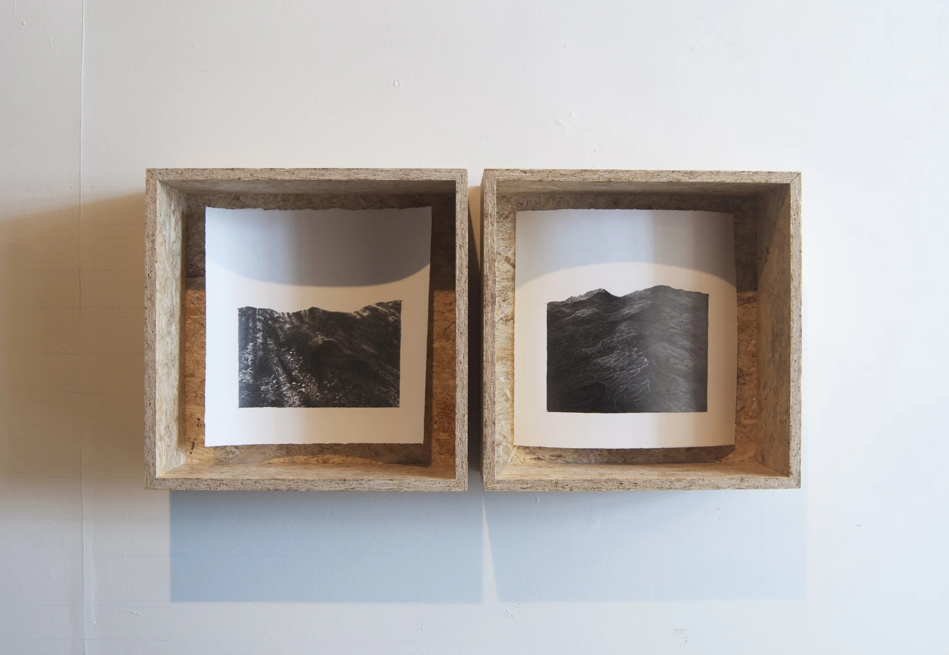 07_de_to_fortellingene_blyant_på_papir_Sponplater_33x66x12cm_2015-2016.jpg
