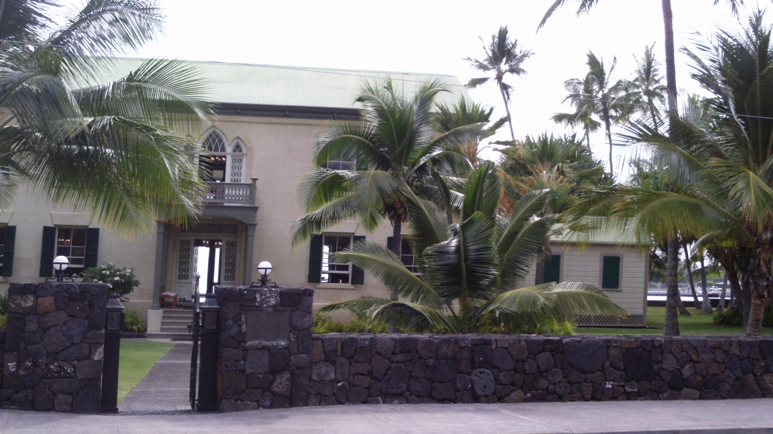 Hulihe'e Palace gate & side building