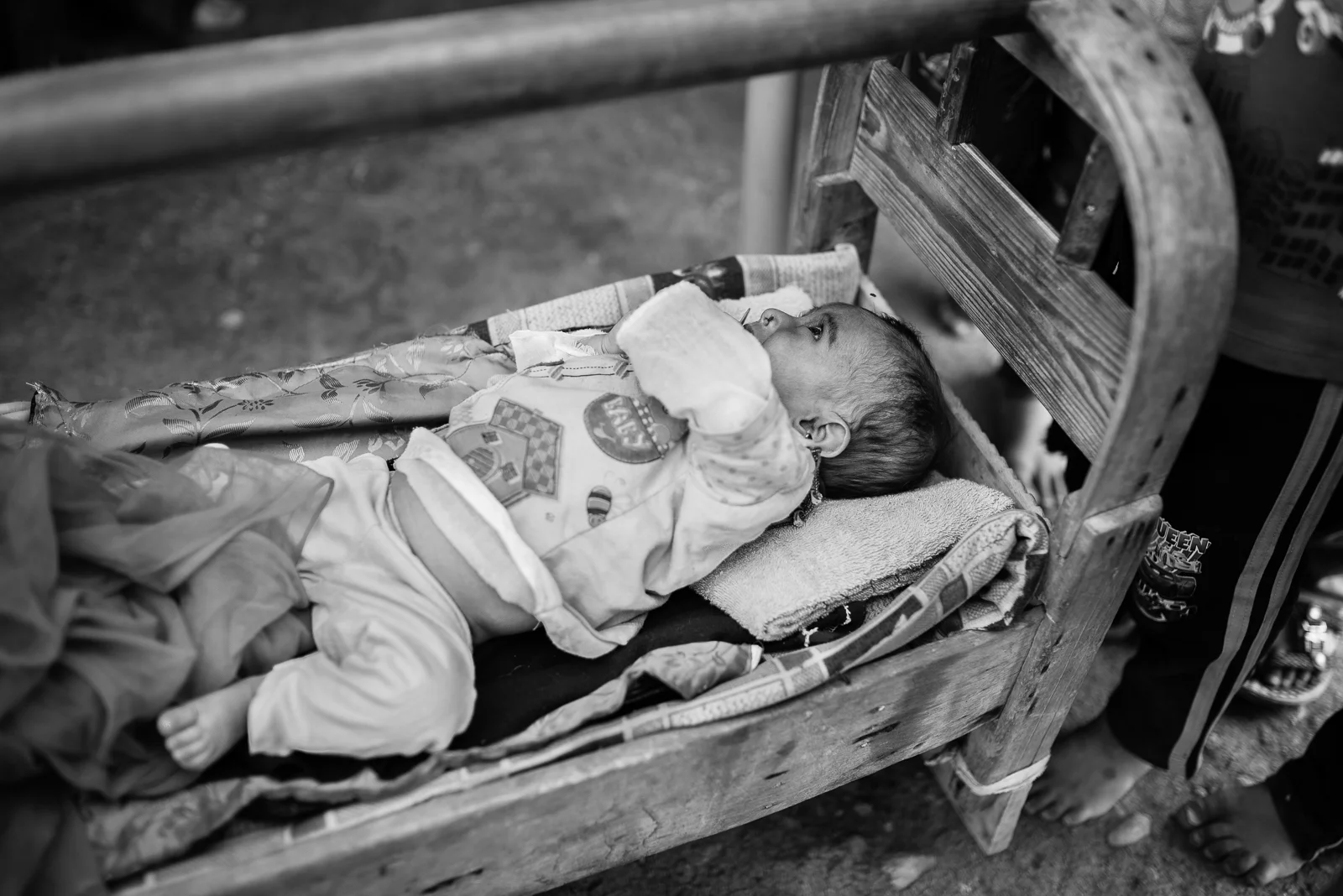 Child and feet in the Zakho's camp