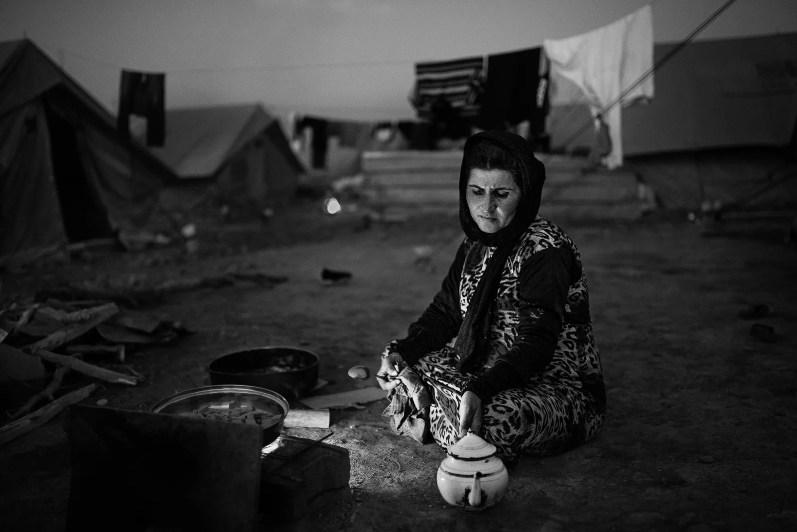 Mother preparing the dinner in the Zakho's refugees camp