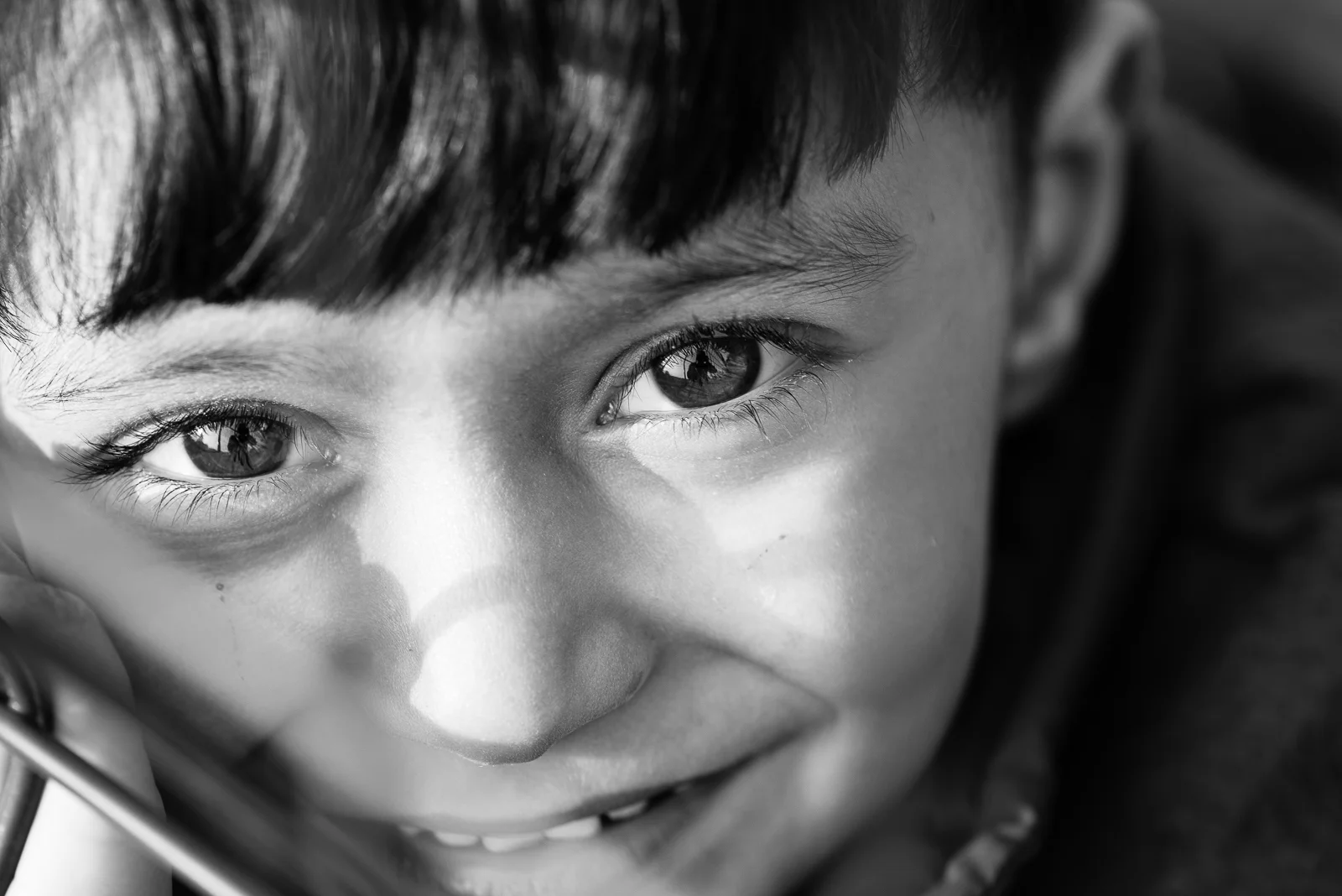 The gaze of a syrian little girl inside a camp