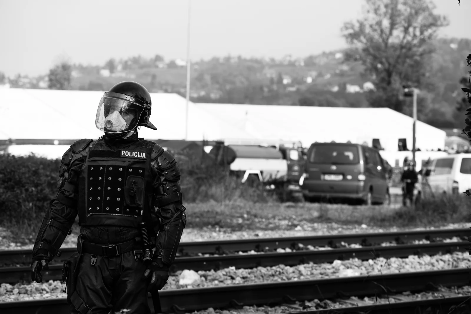 A cop keeps me (and other journalists) away from the camp