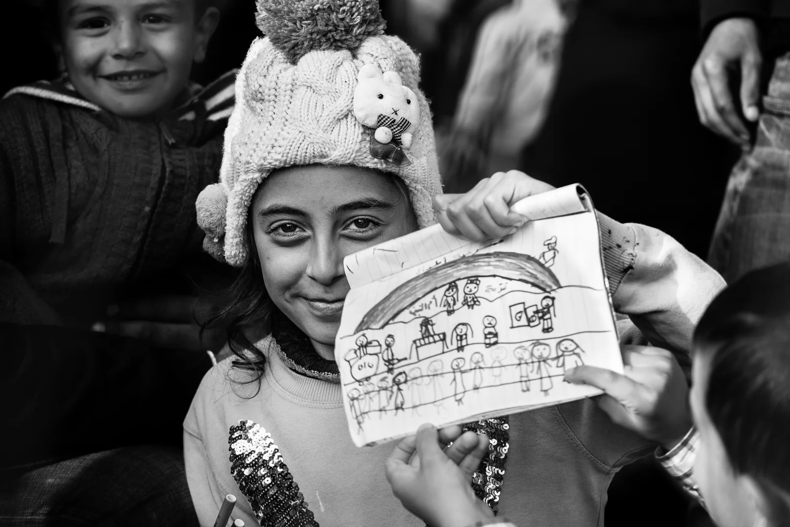 The draw of a little syrian girl inside a camp