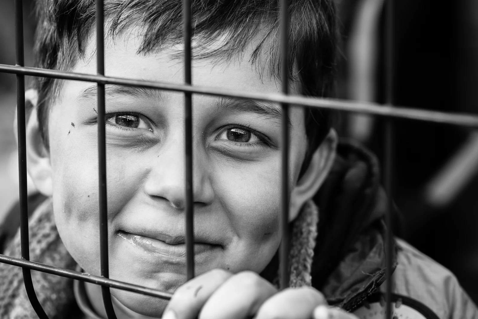 The gaze of a syrian little boy inside a camp