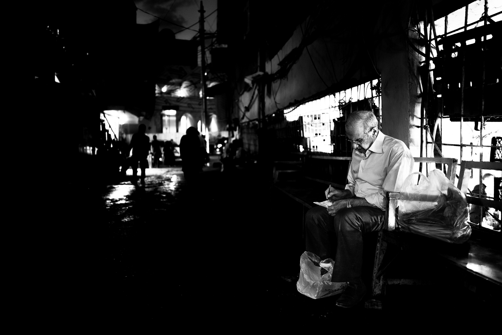 Man is writing on the Douhk streets