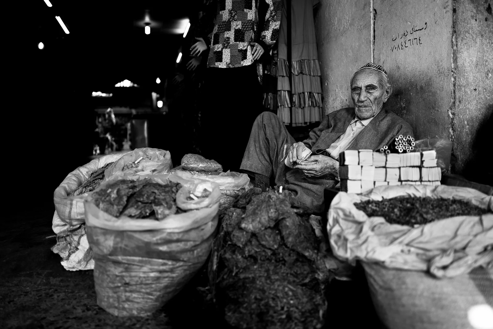 A seller counts its money in Erbil