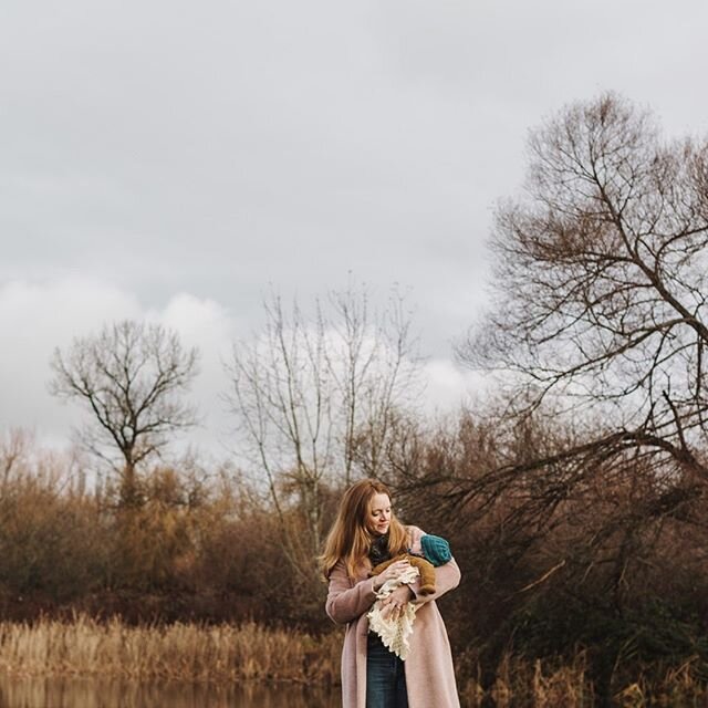 Just wrapped up this winter family session and am obsessed with the colours combined with this mamas hair 😍 A preview of this session is up in my Stories tonight.... ⁣
⁣
⁣
#katiecrossphotography #familyphotography #newbornphotography #lifestylefamil
