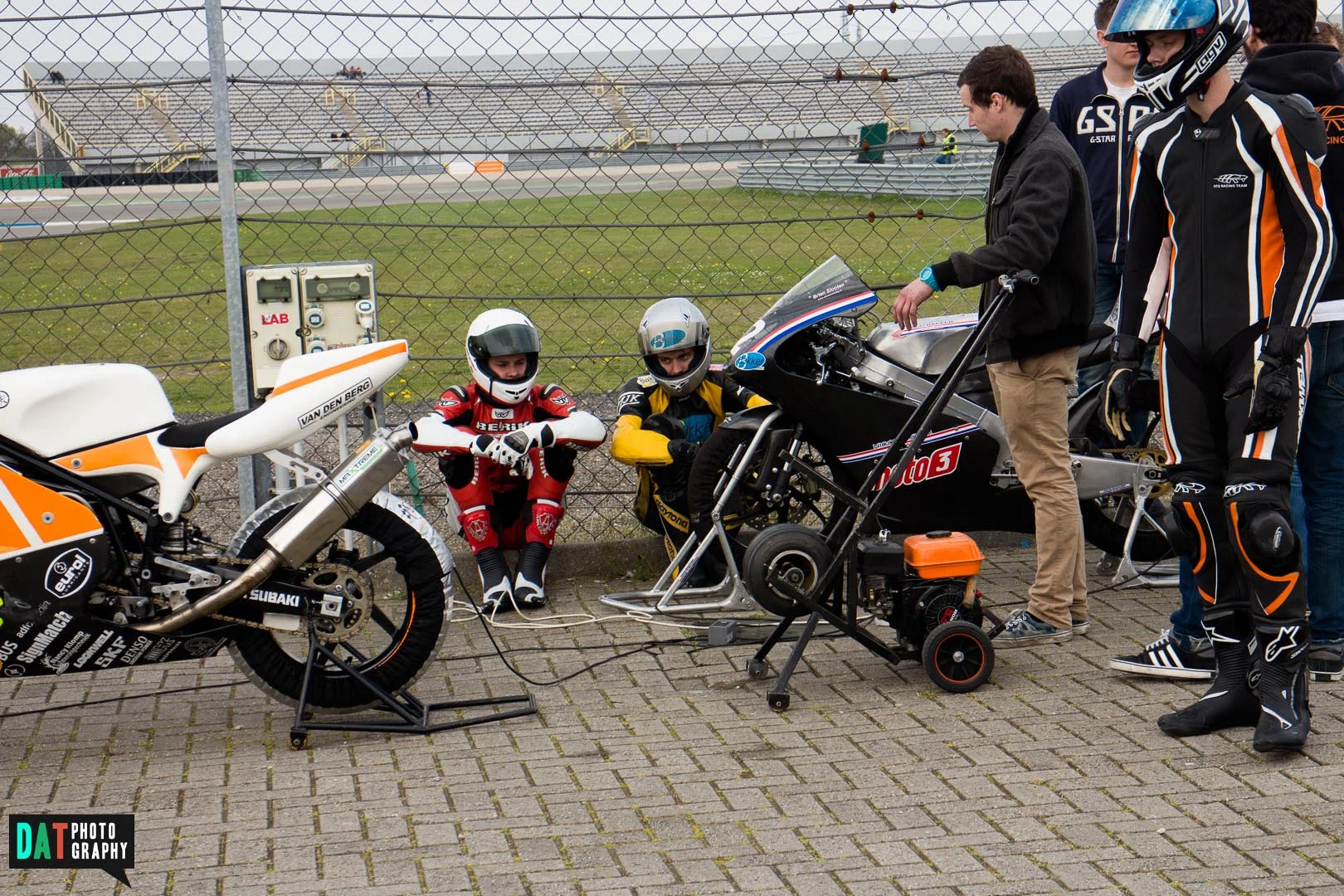 Samen met Brian Slooten #42 wachten op de start. Duurde 10min langer omdat er een zijspan omgeslagen was. Brian zou later in de race uitvallen door een val in de Strubbe.