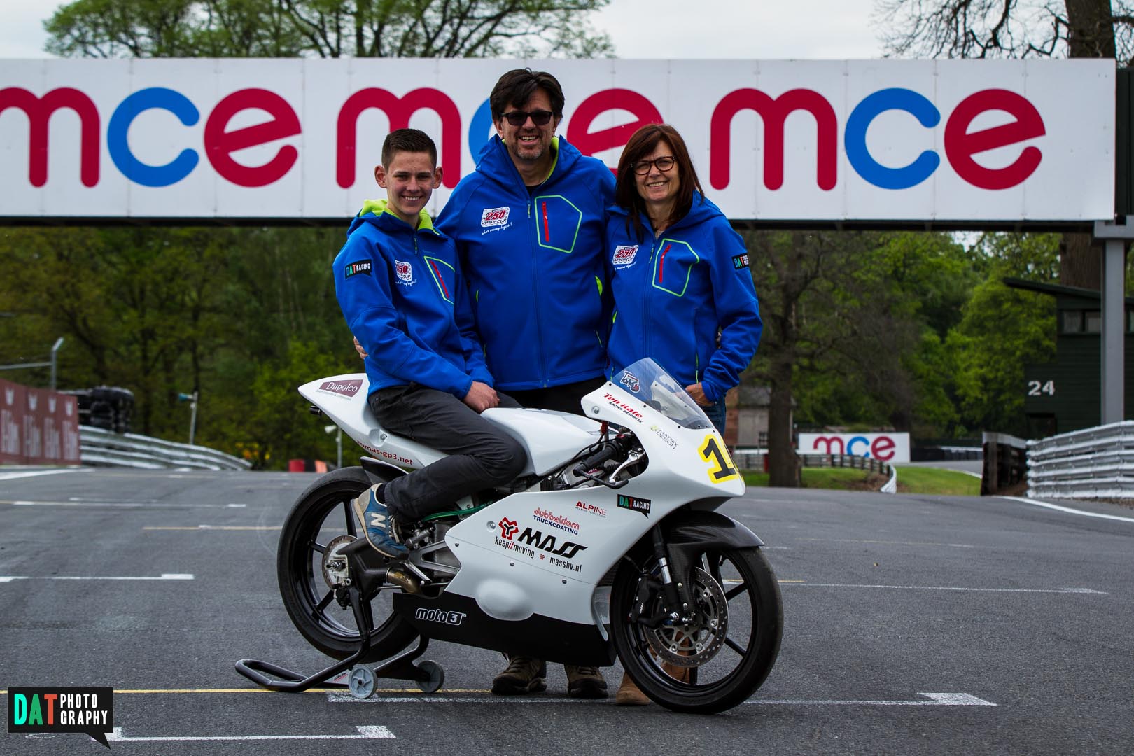 Het DAT Racing team op de grid op Oulton Park. Alle sponsoren bedankt. 