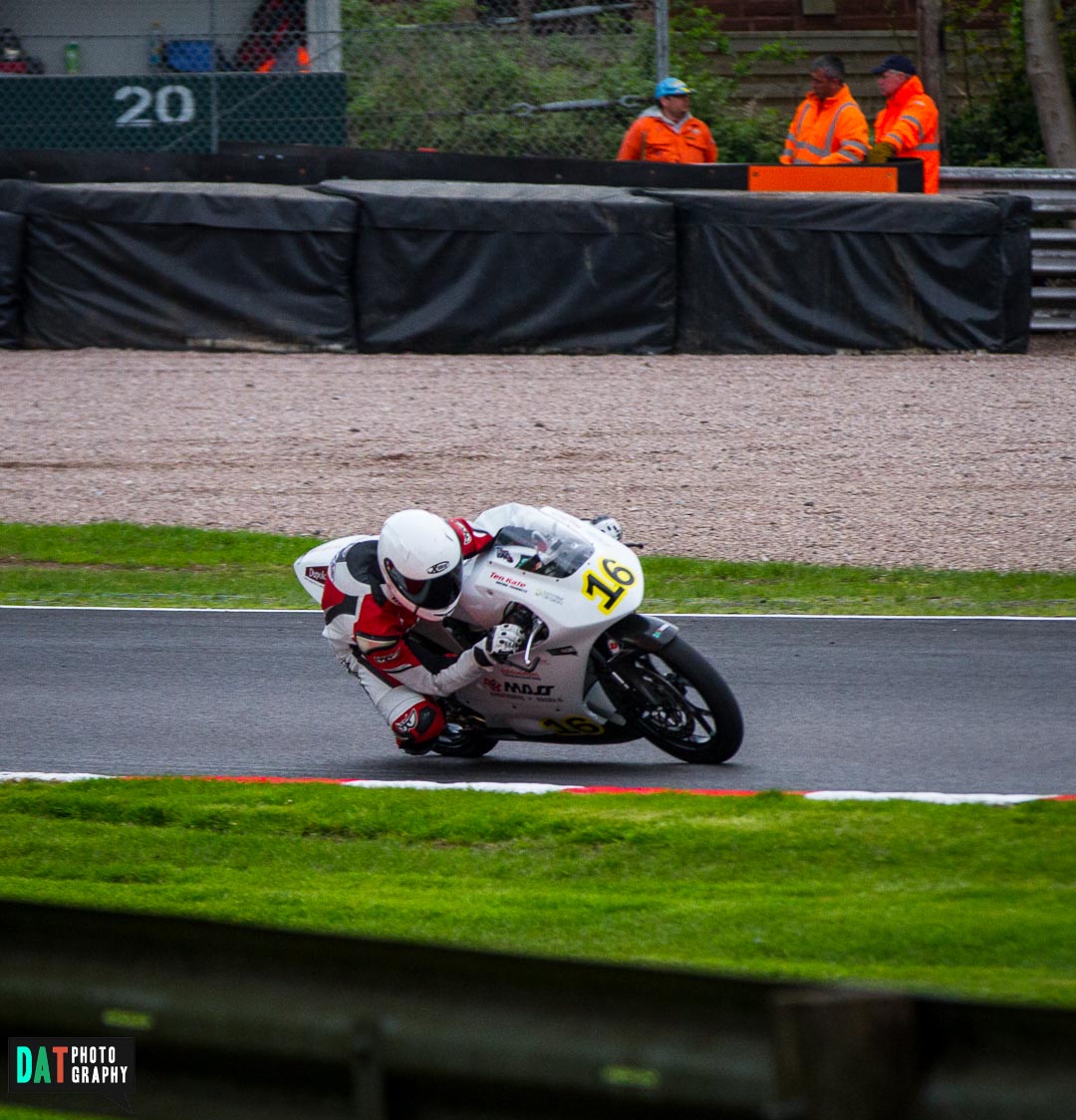 Oulton Park Circuit is een uitdagende baan met mooie bochten en hoogteverschillen.