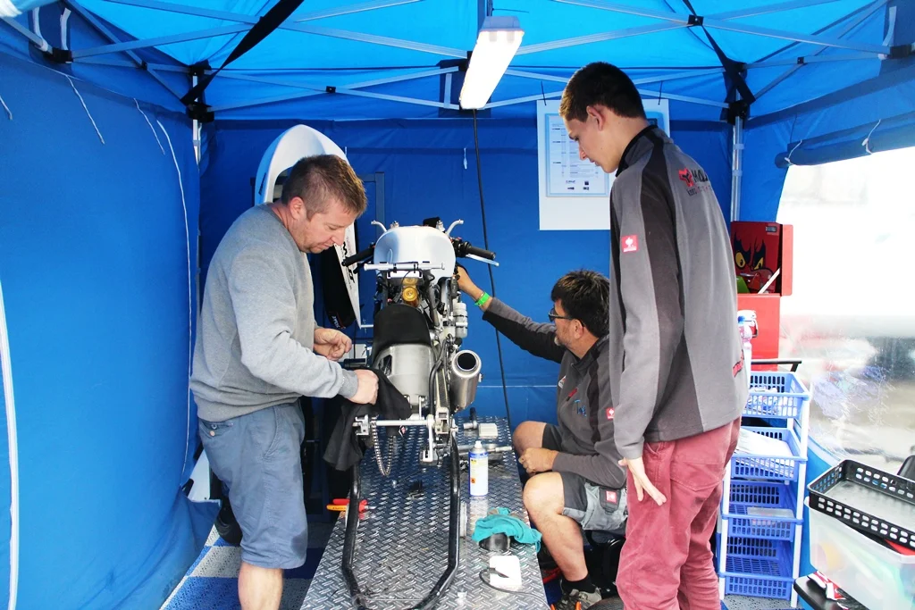Na de crash alles schoonmaken en repareren zodat we weer konden rijden op Anglesey Circuit afgelopen vrijdag.