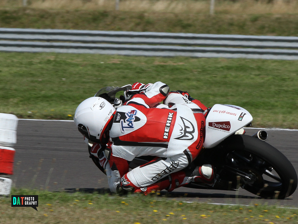 Elbow down op Anglesey - foto Annemiek de Vries van DAT Photograpy.