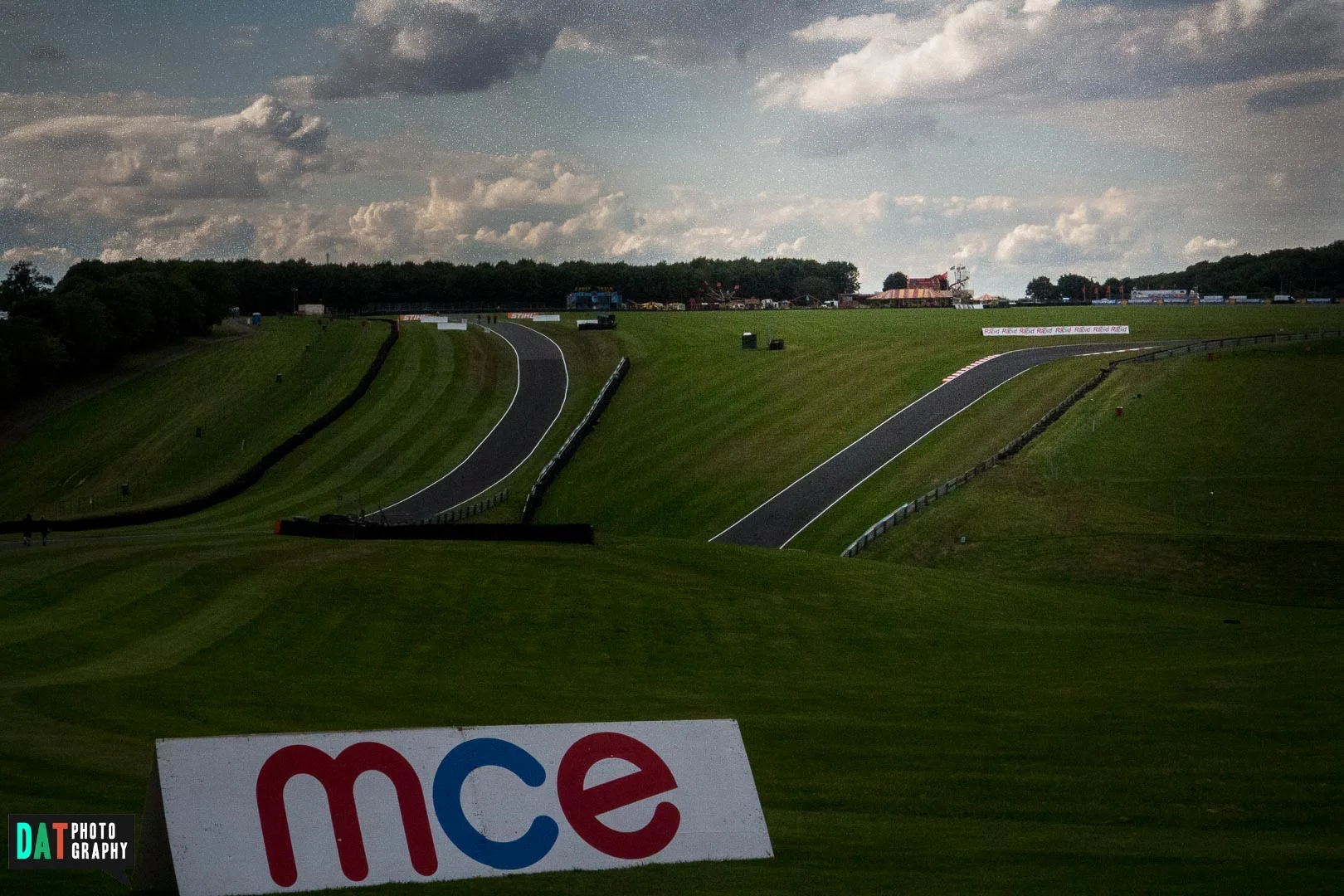 Heel veel hoogteverschil en uidagende bochten. Cadwell Park is een moeilijke baan om te leren.