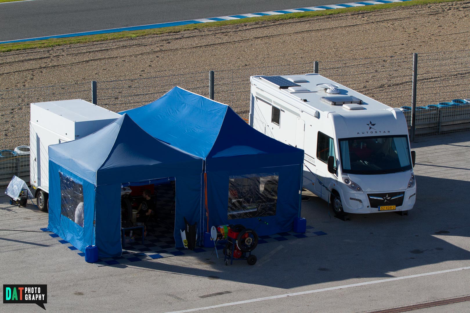 Onze tenetn op de paddock inclusief een extra slaapplaats in de aanhanger.