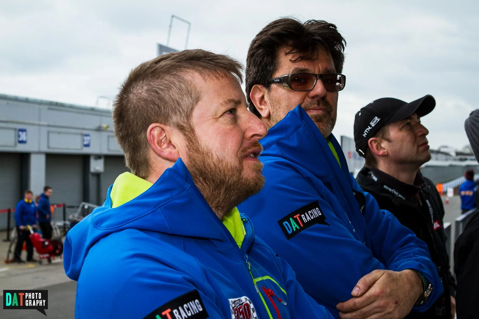 Het begeleidingsteam op de pitmuur tijdens de vrije training