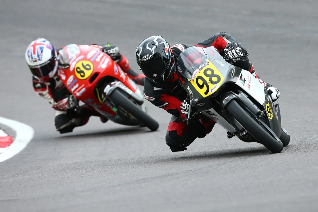 Race 5: Een bewogen weekend voor Tomas #98 op Oulton Park.